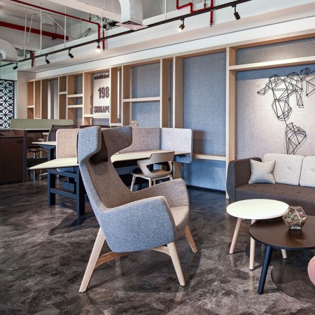 Fauteuil Umm gris avec pieds bois dans un espace bureau – Umm