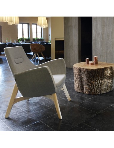 Fauteuil Umm gris dans un espace lounge moderne – Umm