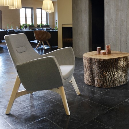 Fauteuil Umm gris dans un espace lounge moderne – Umm