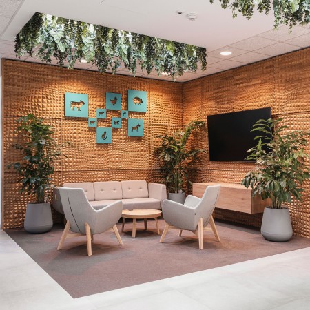 Fauteuil Umm gris dans un espace collaboratif – Umm