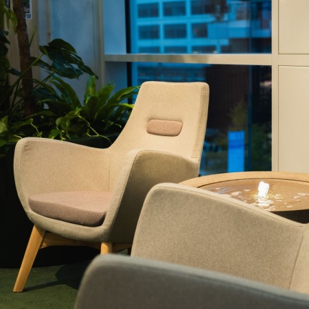 Fauteuil Umm vert dans un salon convivial – Umm