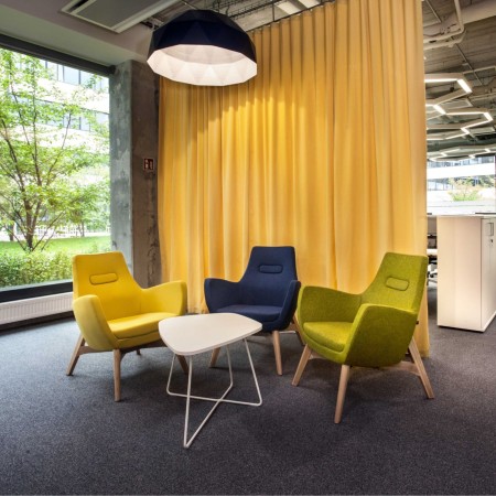 Fauteuil Umm gris dans un espace bureau avec murs jaunes – Umm