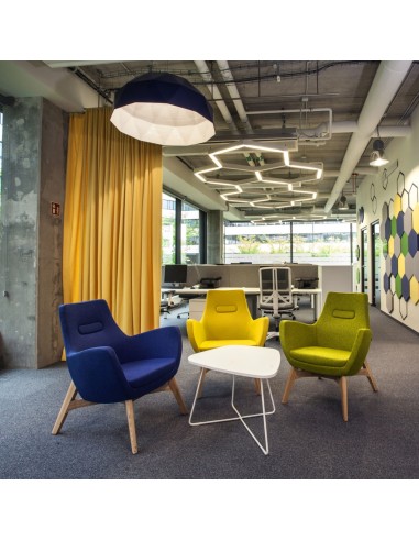 Deux fauteuils Umm verts dans un bureau lumineux – Umm