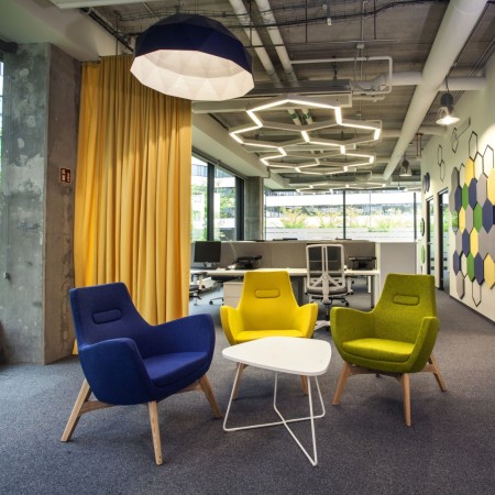 Deux fauteuils Umm verts dans un bureau lumineux – Umm