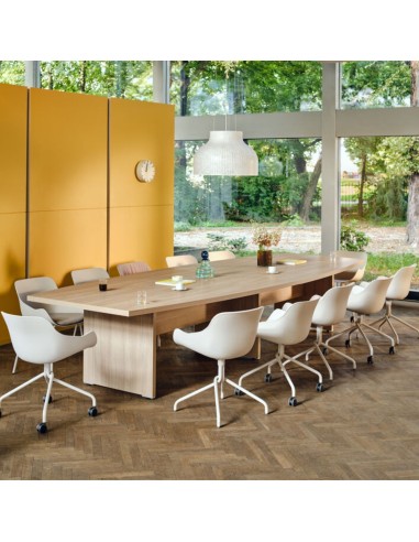 Sièges de travail blancs autour d'une grande table de conférence
