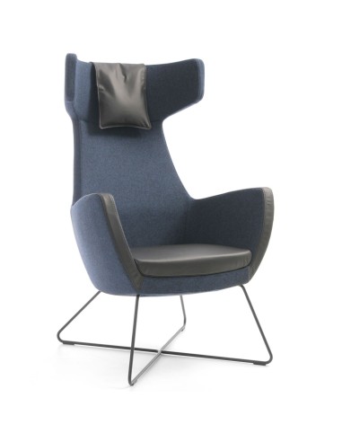 Fauteuil Umm bleu sur piètement métal, vue trois quarts avant – Umm