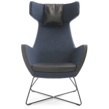 Fauteuil Umm bleu sur piètement métal, vue de face – Umm