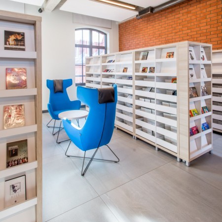 Fauteuil Umm bleu dans un espace détente coloré – Umm