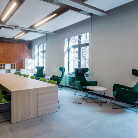 Fauteuil Umm bleu dans bureau ouvert et lumineux – Umm