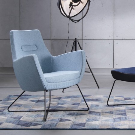 Fauteuil Umm gris clair sur piètement métal, vue trois quarts – Umm 2