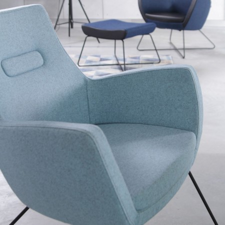 Fauteuil Umm bleu clair sur piètement métal – Umm