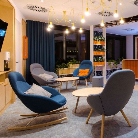 Salon avec fauteuils Vieni colorés – Vieni