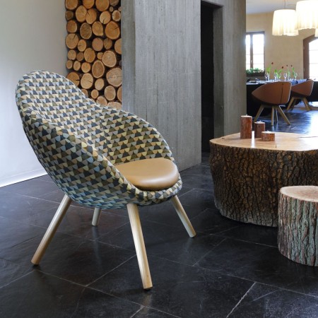 Vieni tissé installé près d’une cheminée – Vieni