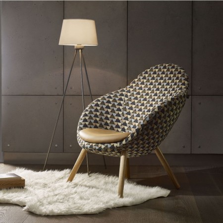 Fauteuil Vieni tissé, ambiance cosy près d’une lampe – Vieni