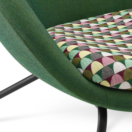 Détail couture et tissu du fauteuil Vieni vert – Vieni