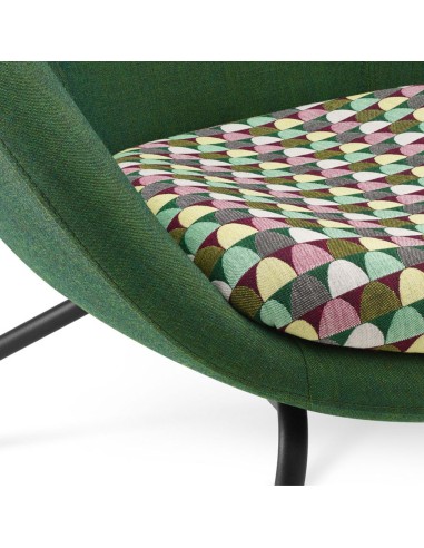 Détail tissu et piètement du fauteuil Vieni vert – Vieni