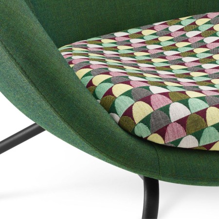Détail tissu et piètement du fauteuil Vieni vert – Vieni