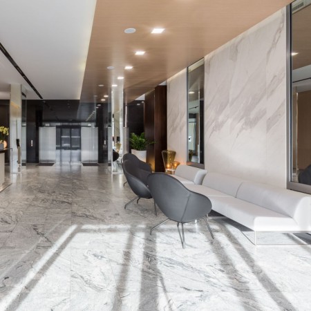 Couloir design avec fauteuils Vieni noirs – Vieni