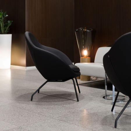 Fauteuil Vieni gris clair dans un espace détente – Vieni