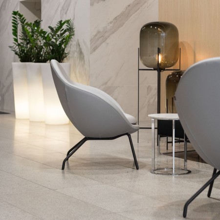 Duo de fauteuils Vieni noirs en discussion – Vieni