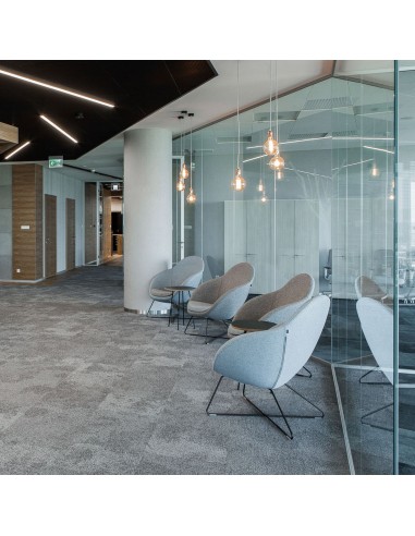 Vieni gris clair près d’une table basse ronde – Vieni