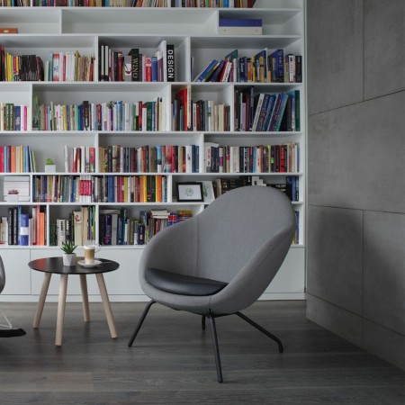 Fauteuil Vieni gris dans un espace bibliothèque – Vieni
