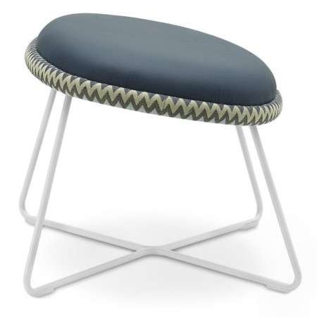 Repose-pieds Vieni bleu, détail tissu graphique, piètement métal blanc – Vieni