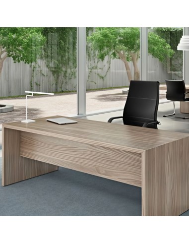 Bureau de direction épuré en bois clair avec chaise de bureau noire