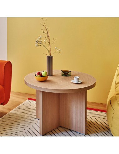 Table basse de réuion en bois clair dans une salle d'attente