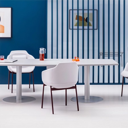 Table de conférence blanche piétement métal avec sièges visiteur