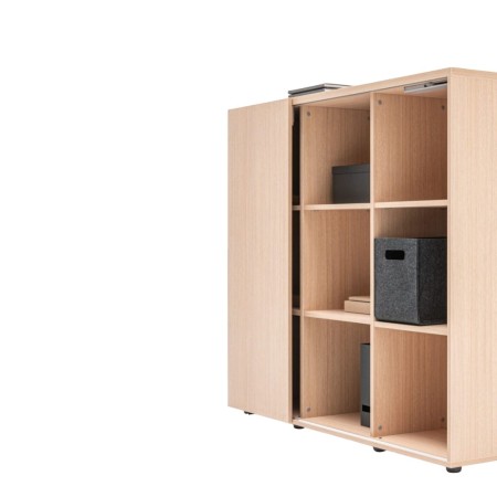 Armoire de rangement en bois clair avec éléments de rangement