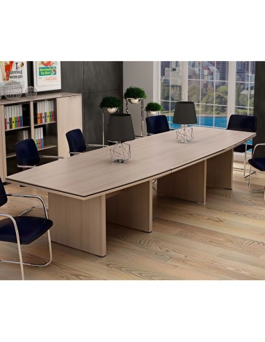 Grande table de conférence avec sièges de travail noirs