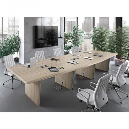 Table de conférence dans grande salle de réunion lumineuse