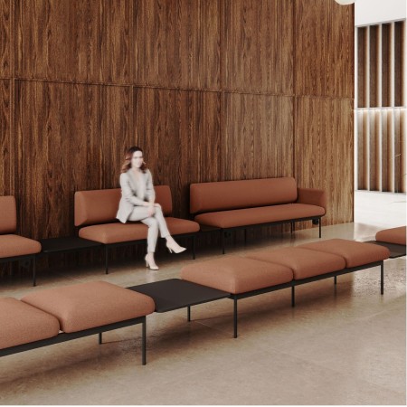 Banquette longue Fora Care en tissu brun avec accoudoirs – Fora Care