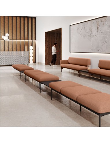 Banquette modulable Fora Care en tissu brun dans un hall d’accueil – Fora Care