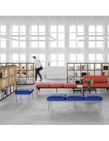 Banquette Fora Care en cuir brun dans une grande salle publique – Fora Care