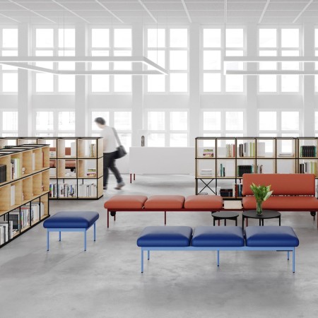 Banquette Fora Care en cuir brun dans une grande salle publique – Fora Care