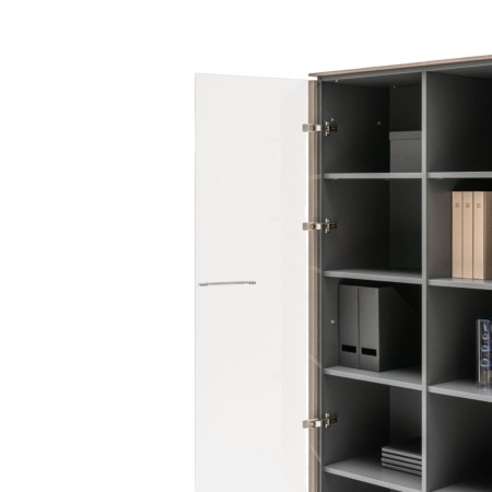 Armoire avec l'une des portes vitrées ouverte avec éléments de rangement à l'intérieur