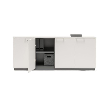 Armoire basse blanche avec l'une des portes ouverte et éléments de rangement sur les étagères