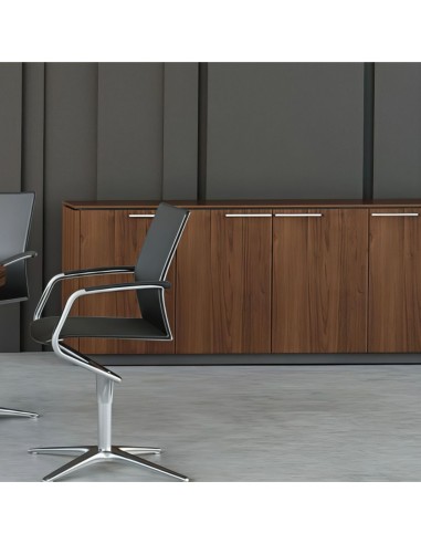 Siège noir devant armoire en bois foncé