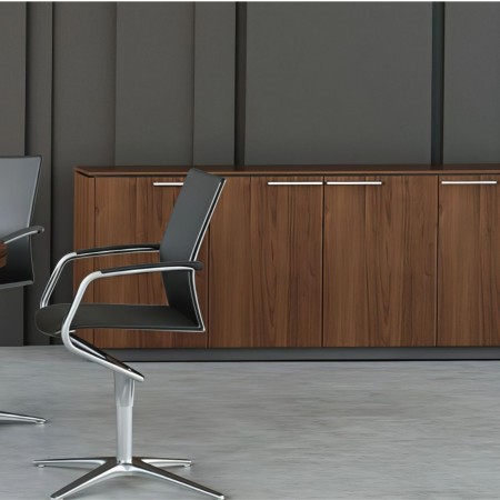 Siège noir devant armoire en bois foncé