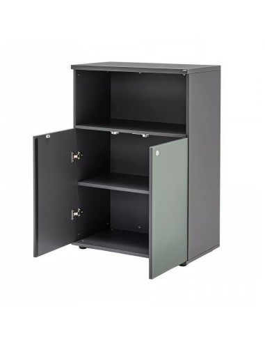 Armoire à portes battantes ouvertes et 2 tablettes d'étagère