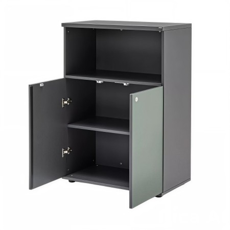 Armoire à portes battantes ouvertes et 2 tablettes d'étagère