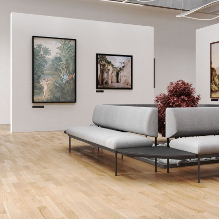 Espace d’exposition avec banquettes Fora Care en tissu brun – Fora Care