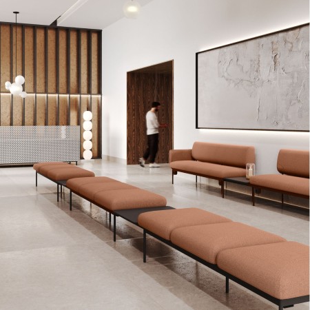 Installation de plusieurs canapés modulaires Fora Care dans un hall spacieux – Fora Care