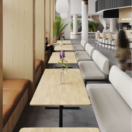 Grand couloir équipé de plusieurs canapés Fora Care alignés – Fora Care