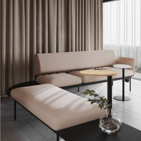 Banquette rectangulaire rembourrée dans un espace lounge élégant – Fora Care