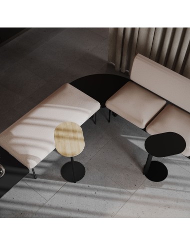 Banquette accompagnée de tables basses cylindriques – Fora Care