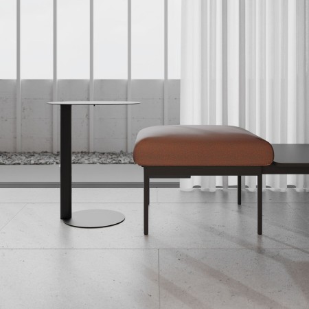 Banquette design épurée en tissu beige clair – Fora Care