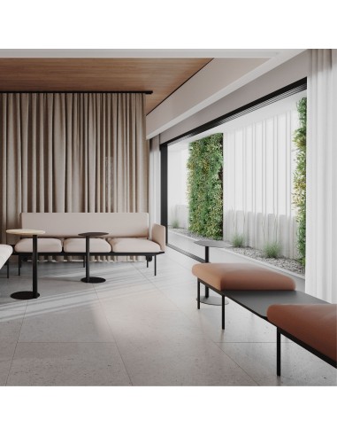 Configuration de banquettes le long d’un mur bois clair – Fora Care